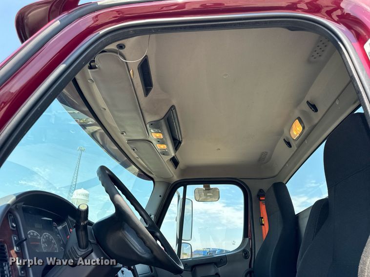 image for item DI9369 2016 Freightliner Business Class M2 truck cab and chassis