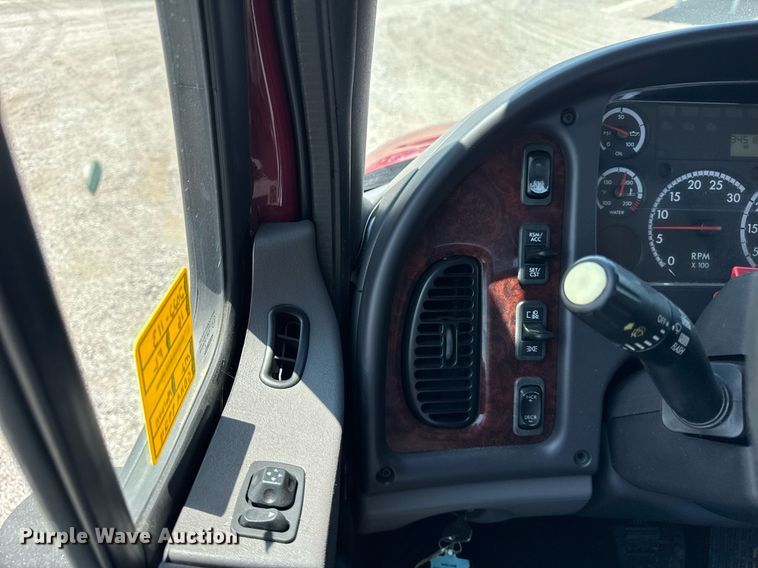 image for item DI9369 2016 Freightliner Business Class M2 truck cab and chassis