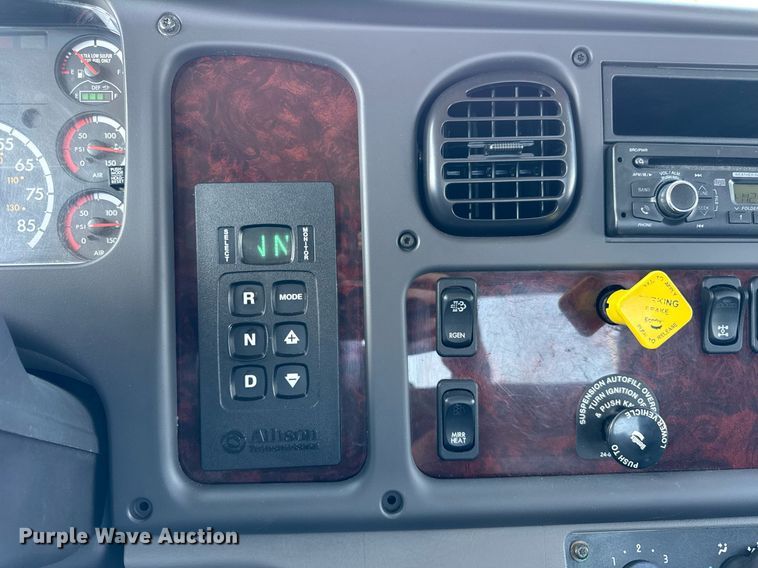 image for item DI9369 2016 Freightliner Business Class M2 truck cab and chassis