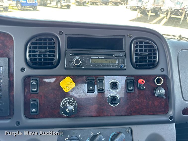 image for item DI9369 2016 Freightliner Business Class M2 truck cab and chassis