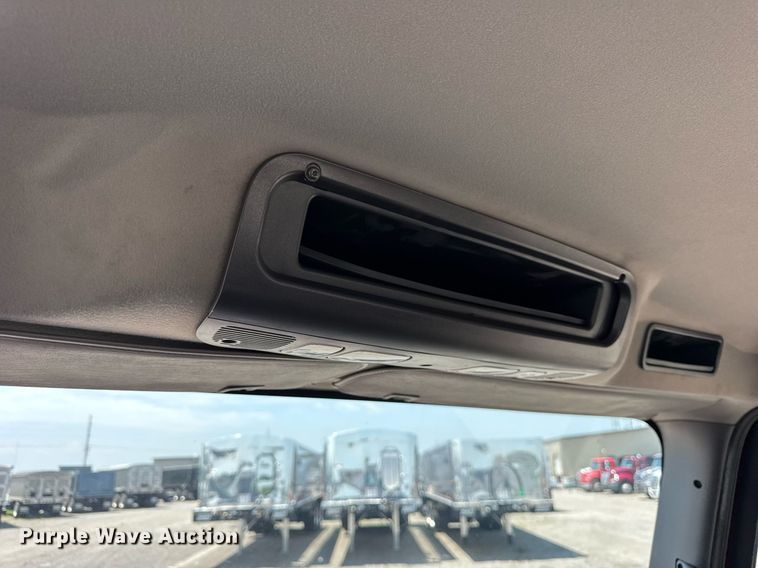 image for item DI9369 2016 Freightliner Business Class M2 truck cab and chassis