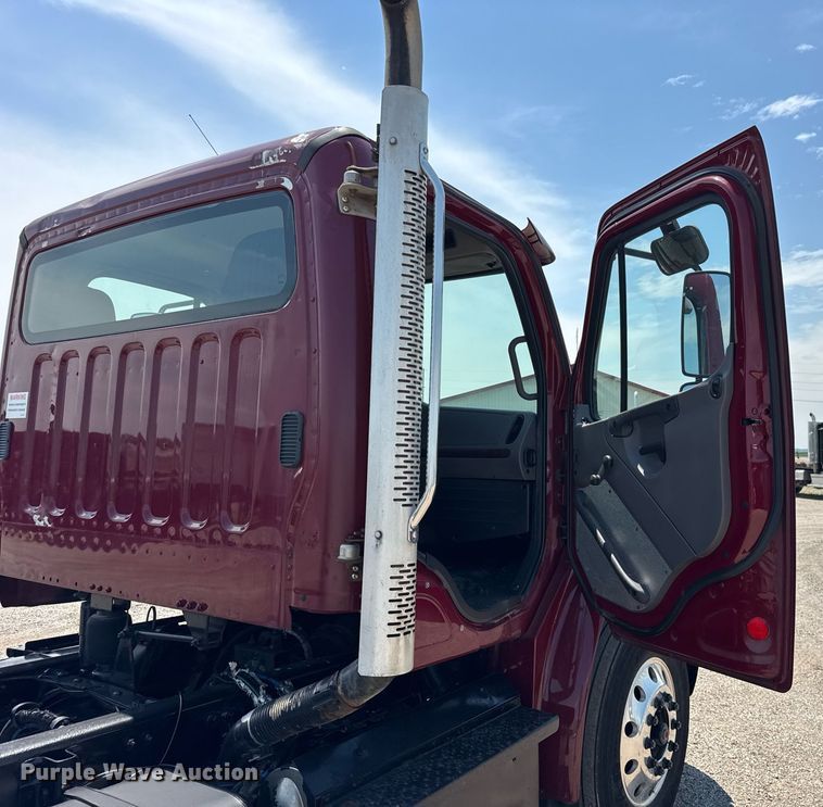 image for item DI9369 2016 Freightliner Business Class M2 truck cab and chassis