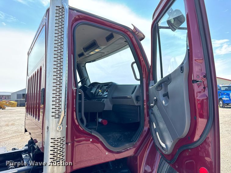 image for item DI9369 2016 Freightliner Business Class M2 truck cab and chassis