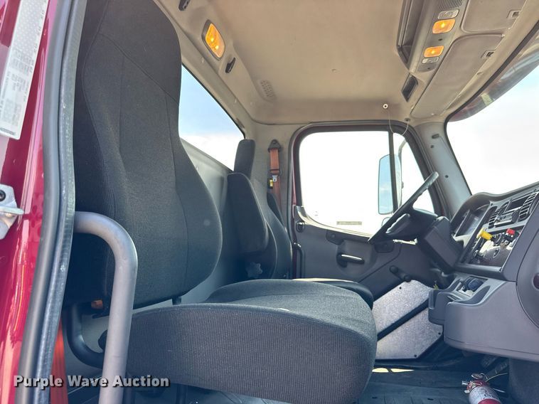 image for item DI9369 2016 Freightliner Business Class M2 truck cab and chassis