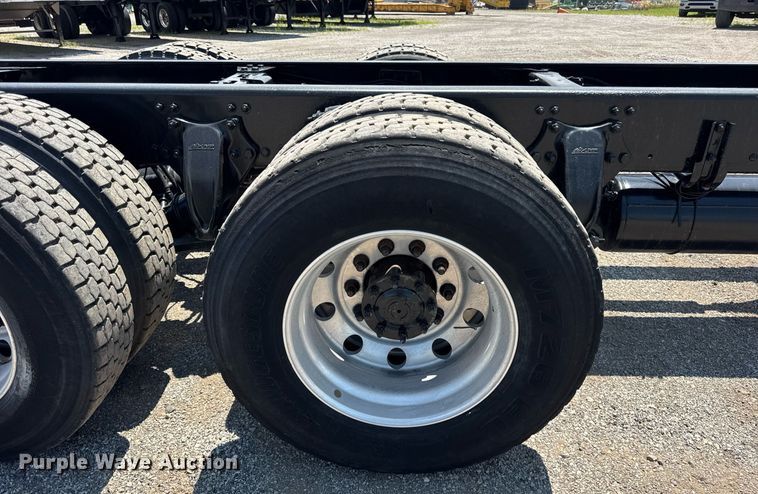 image for item DI9369 2016 Freightliner Business Class M2 truck cab and chassis