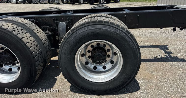 image for item DI9369 2016 Freightliner Business Class M2 truck cab and chassis