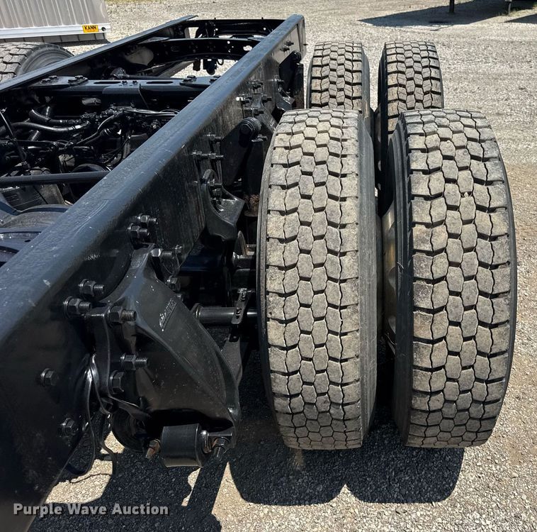 image for item DI9369 2016 Freightliner Business Class M2 truck cab and chassis