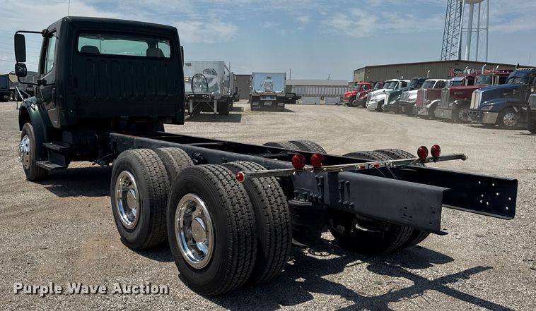 image for item DI9394 2005 Freightliner Business Class M2 truck cab and chassis