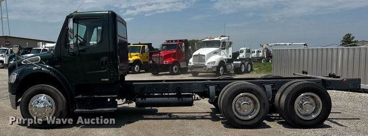 image for item DI9394 2005 Freightliner Business Class M2 truck cab and chassis