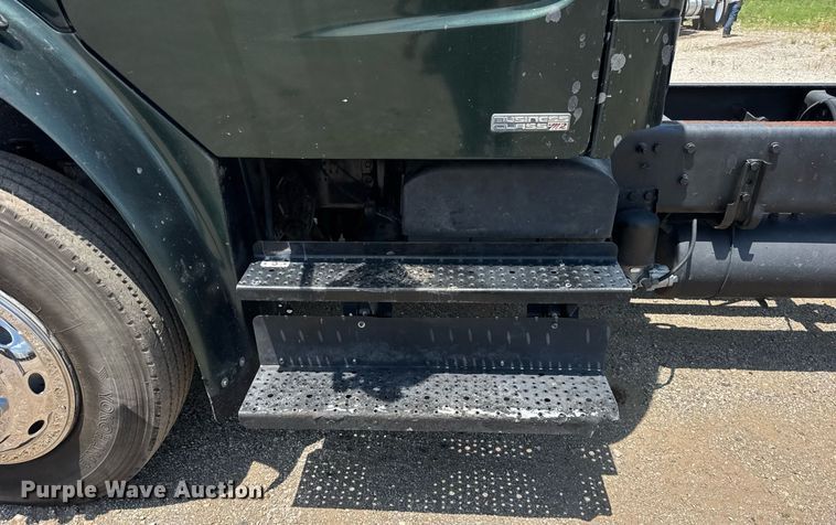 image for item DI9394 2005 Freightliner Business Class M2 truck cab and chassis