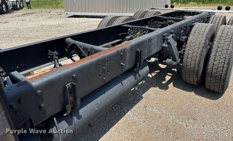 image for item DI9394 2005 Freightliner Business Class M2 truck cab and chassis