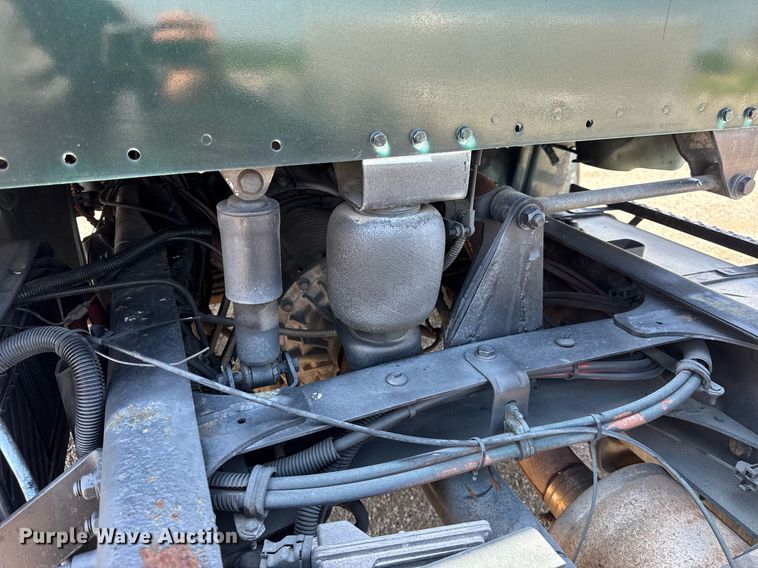 image for item DI9394 2005 Freightliner Business Class M2 truck cab and chassis