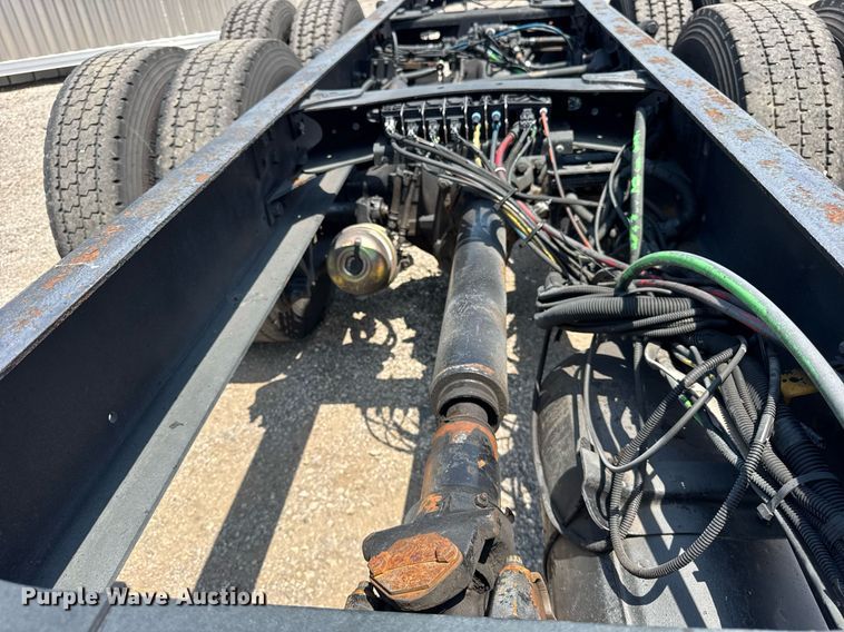 image for item DI9394 2005 Freightliner Business Class M2 truck cab and chassis