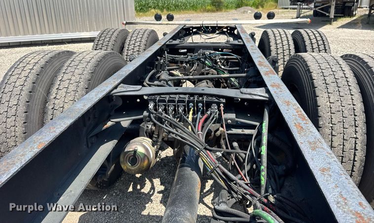 image for item DI9394 2005 Freightliner Business Class M2 truck cab and chassis