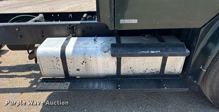 image for item DI9394 2005 Freightliner Business Class M2 truck cab and chassis