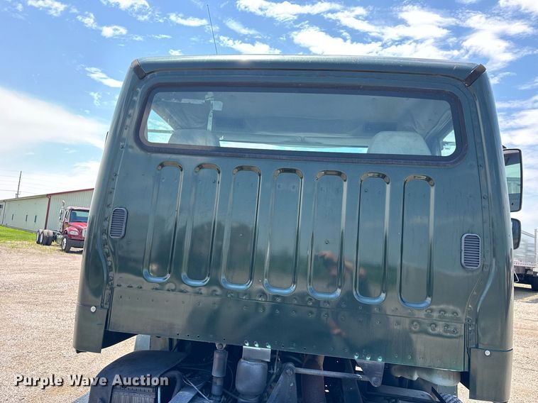 image for item DI9394 2005 Freightliner Business Class M2 truck cab and chassis