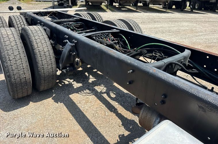 image for item DI9394 2005 Freightliner Business Class M2 truck cab and chassis