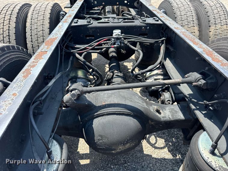 image for item DI9394 2005 Freightliner Business Class M2 truck cab and chassis