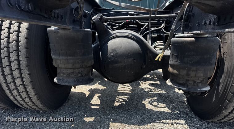 image for item DI9394 2005 Freightliner Business Class M2 truck cab and chassis