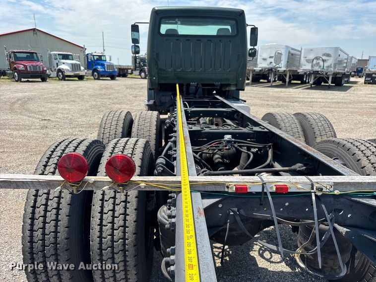 image for item DI9394 2005 Freightliner Business Class M2 truck cab and chassis