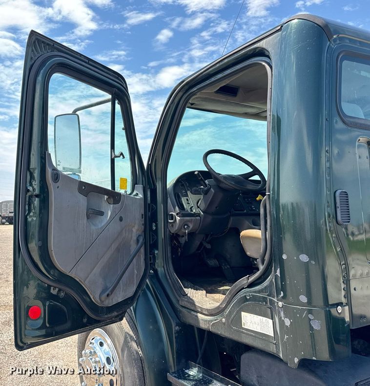 image for item DI9394 2005 Freightliner Business Class M2 truck cab and chassis