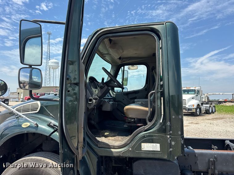 image for item DI9394 2005 Freightliner Business Class M2 truck cab and chassis