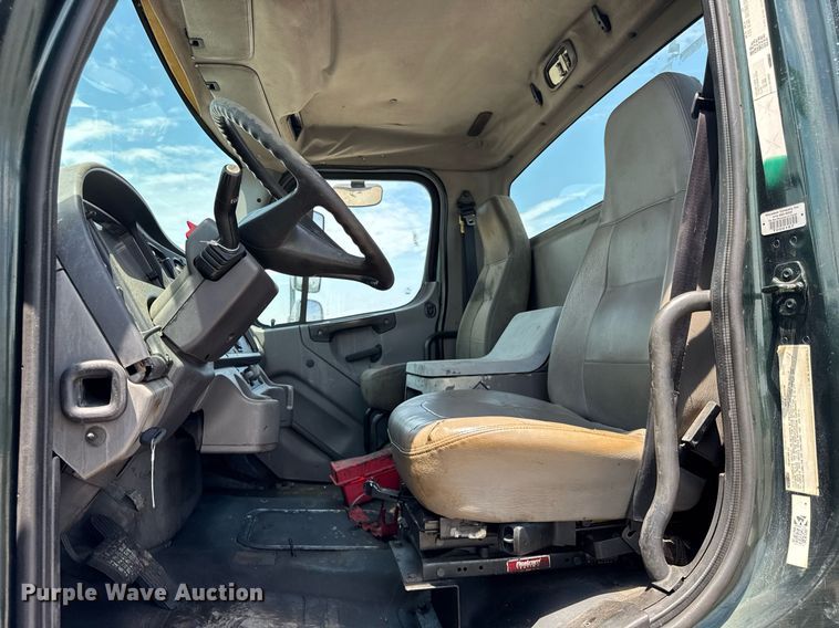 image for item DI9394 2005 Freightliner Business Class M2 truck cab and chassis