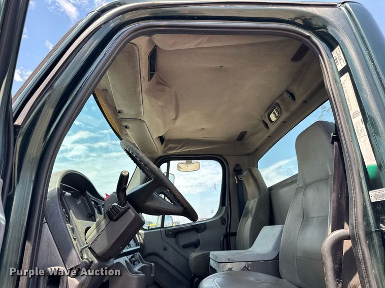 image for item DI9394 2005 Freightliner Business Class M2 truck cab and chassis