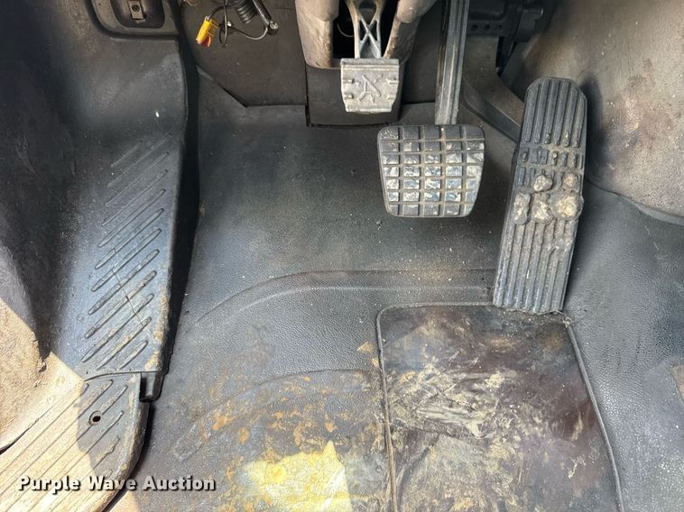 image for item DI9394 2005 Freightliner Business Class M2 truck cab and chassis