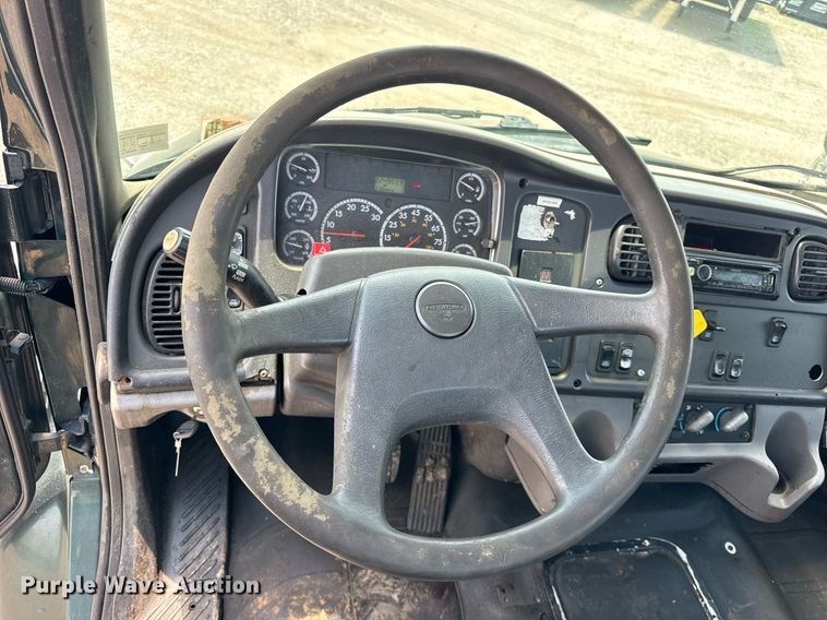 image for item DI9394 2005 Freightliner Business Class M2 truck cab and chassis