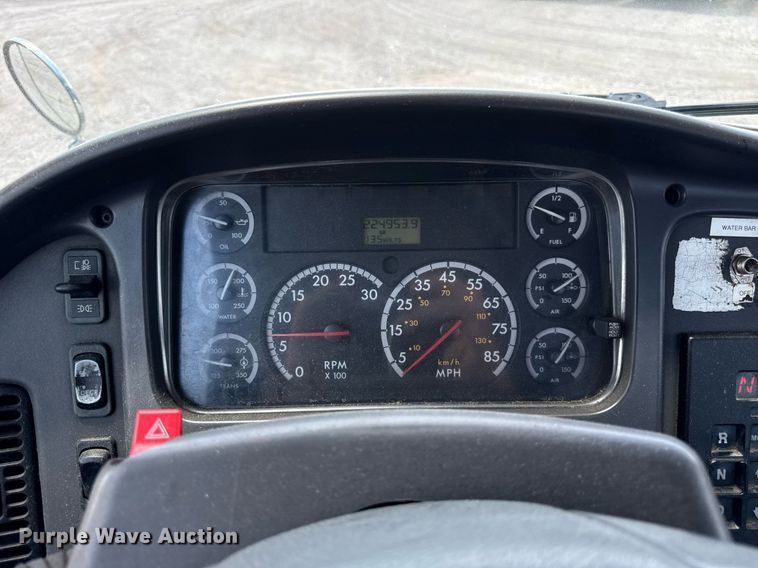 image for item DI9394 2005 Freightliner Business Class M2 truck cab and chassis