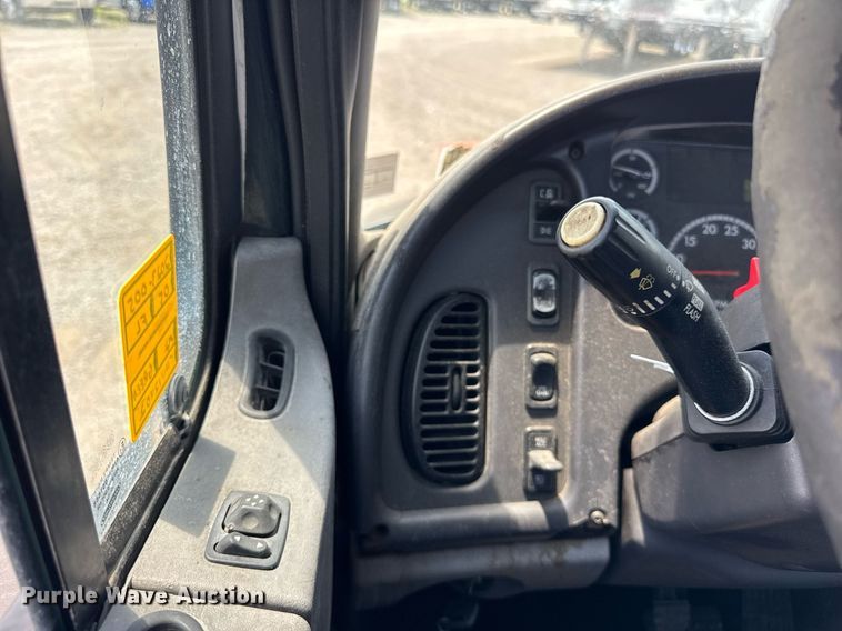 image for item DI9394 2005 Freightliner Business Class M2 truck cab and chassis