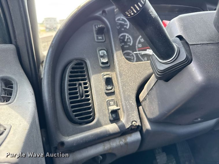 image for item DI9394 2005 Freightliner Business Class M2 truck cab and chassis