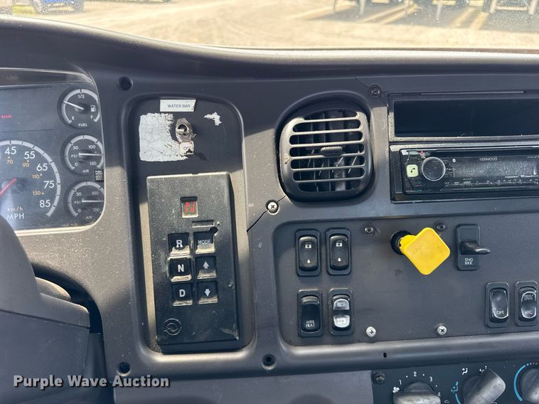 image for item DI9394 2005 Freightliner Business Class M2 truck cab and chassis