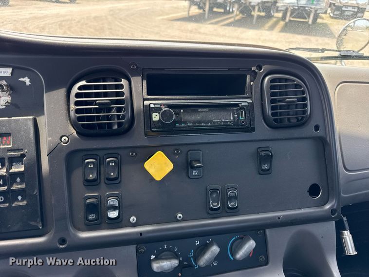 image for item DI9394 2005 Freightliner Business Class M2 truck cab and chassis