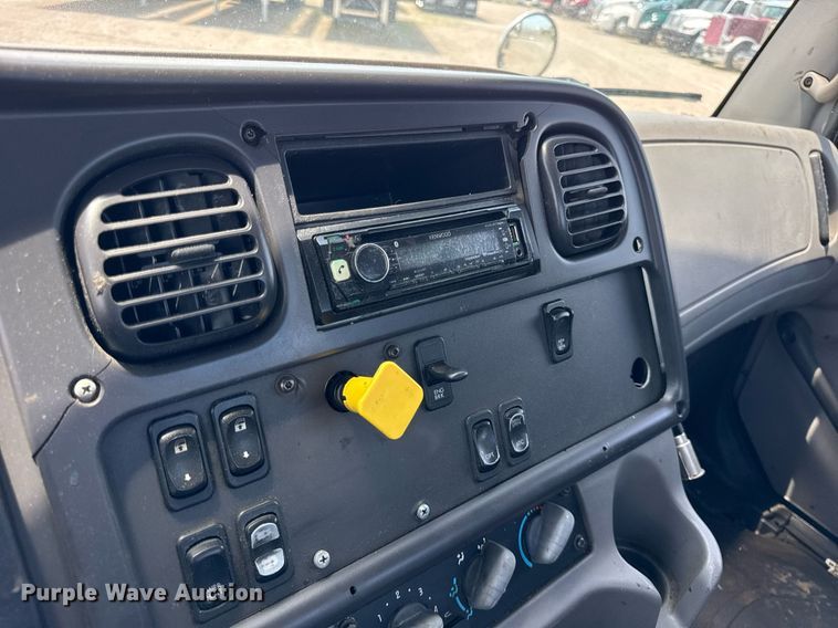 image for item DI9394 2005 Freightliner Business Class M2 truck cab and chassis