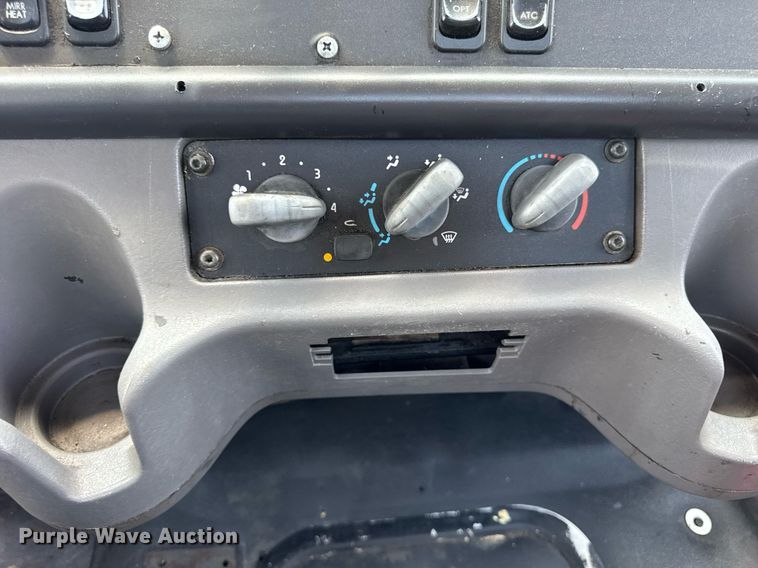 image for item DI9394 2005 Freightliner Business Class M2 truck cab and chassis