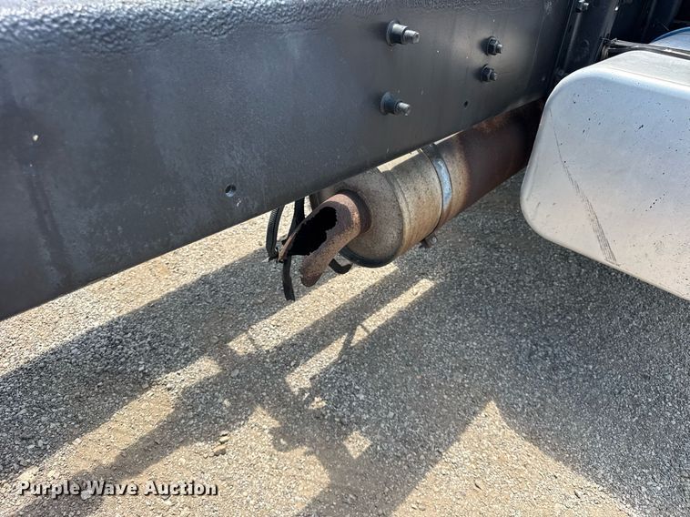 image for item DI9394 2005 Freightliner Business Class M2 truck cab and chassis