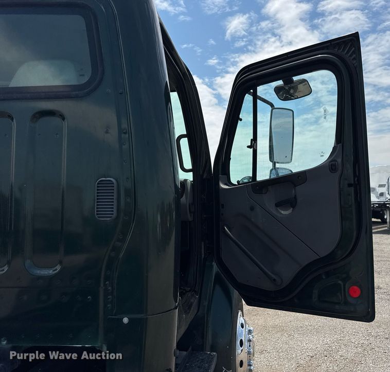 image for item DI9394 2005 Freightliner Business Class M2 truck cab and chassis