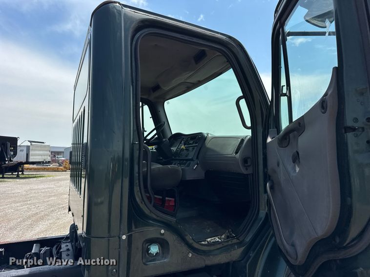 image for item DI9394 2005 Freightliner Business Class M2 truck cab and chassis