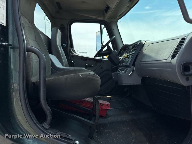 image for item DI9394 2005 Freightliner Business Class M2 truck cab and chassis