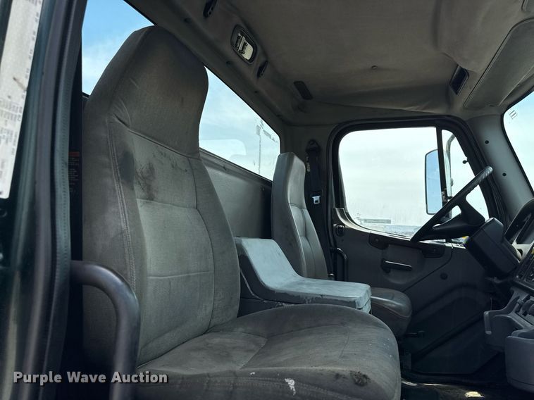 image for item DI9394 2005 Freightliner Business Class M2 truck cab and chassis