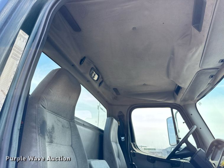 image for item DI9394 2005 Freightliner Business Class M2 truck cab and chassis