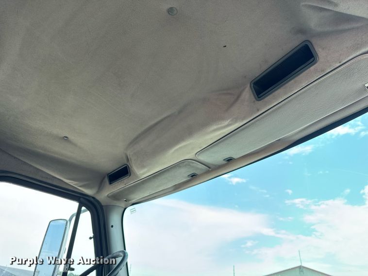 image for item DI9394 2005 Freightliner Business Class M2 truck cab and chassis