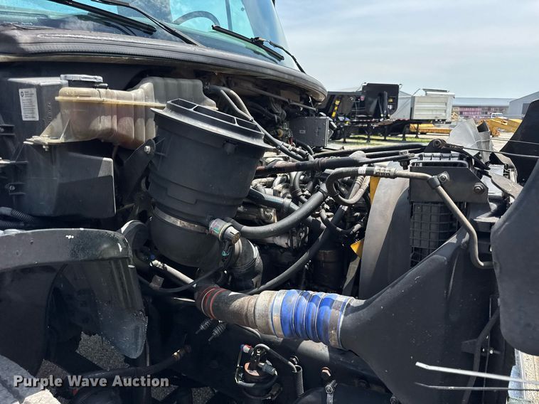 image for item DI9394 2005 Freightliner Business Class M2 truck cab and chassis