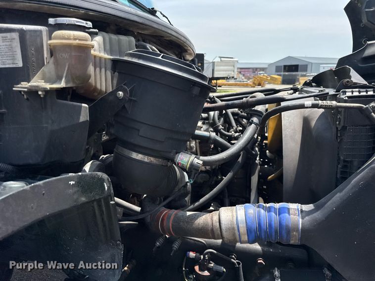 image for item DI9394 2005 Freightliner Business Class M2 truck cab and chassis