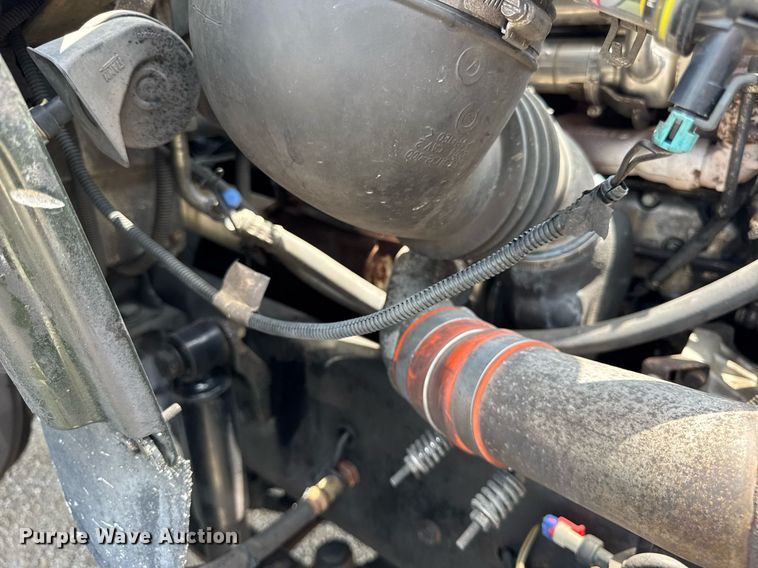 image for item DI9394 2005 Freightliner Business Class M2 truck cab and chassis