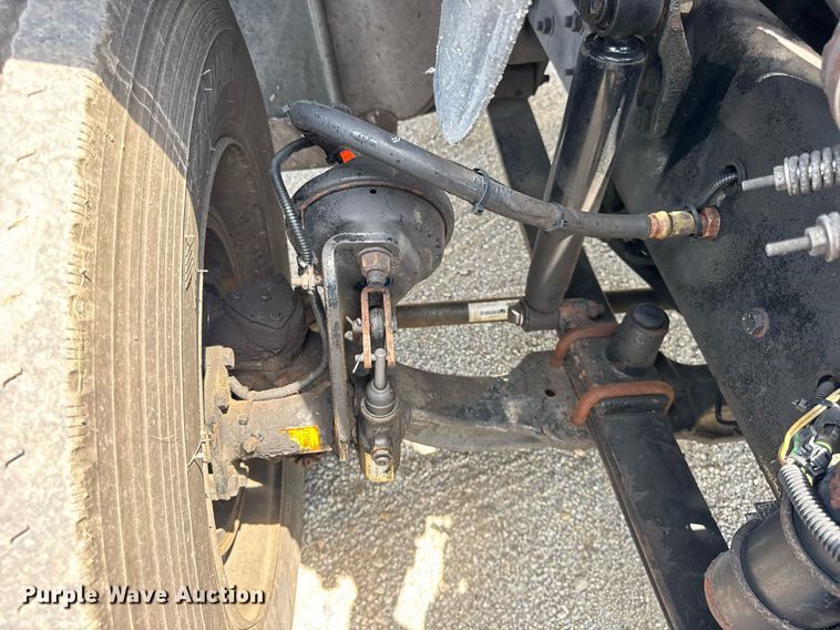 image for item DI9394 2005 Freightliner Business Class M2 truck cab and chassis