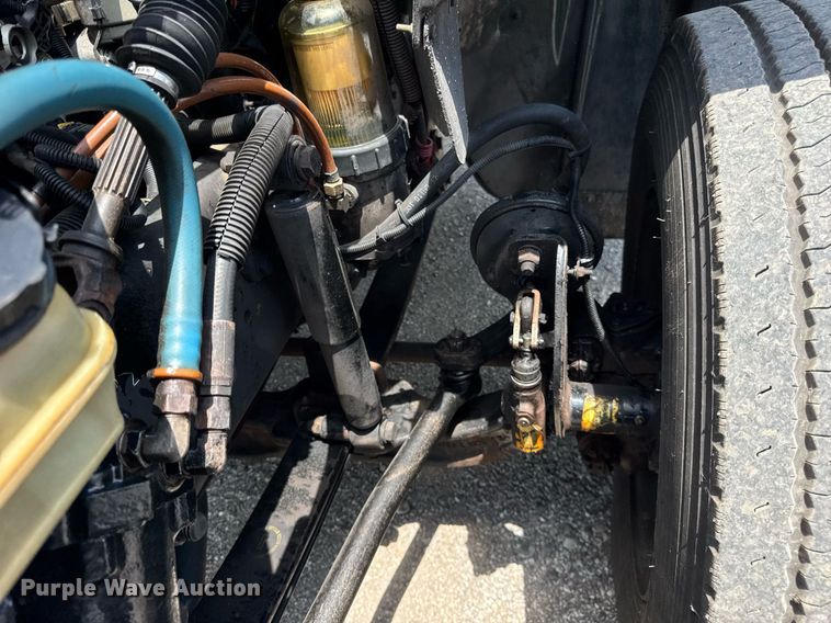 image for item DI9394 2005 Freightliner Business Class M2 truck cab and chassis