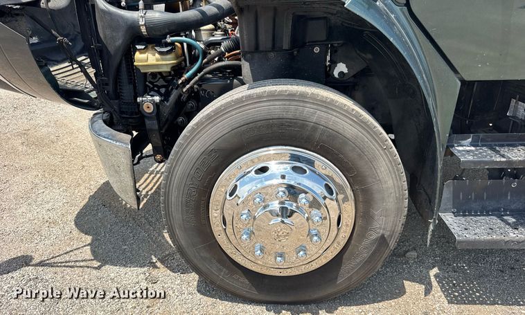 image for item DI9394 2005 Freightliner Business Class M2 truck cab and chassis